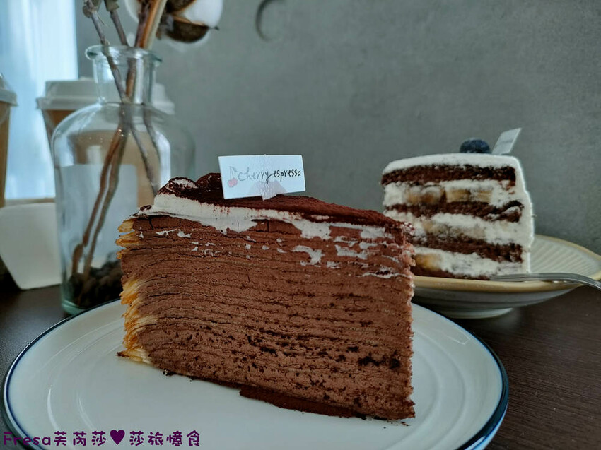 嘉義甜點【櫻桃計畫】綠意溫暖裝潢網美餐廳.千層蛋糕＋醇濃咖啡下午茶│葉綠宿旅館│西區美食