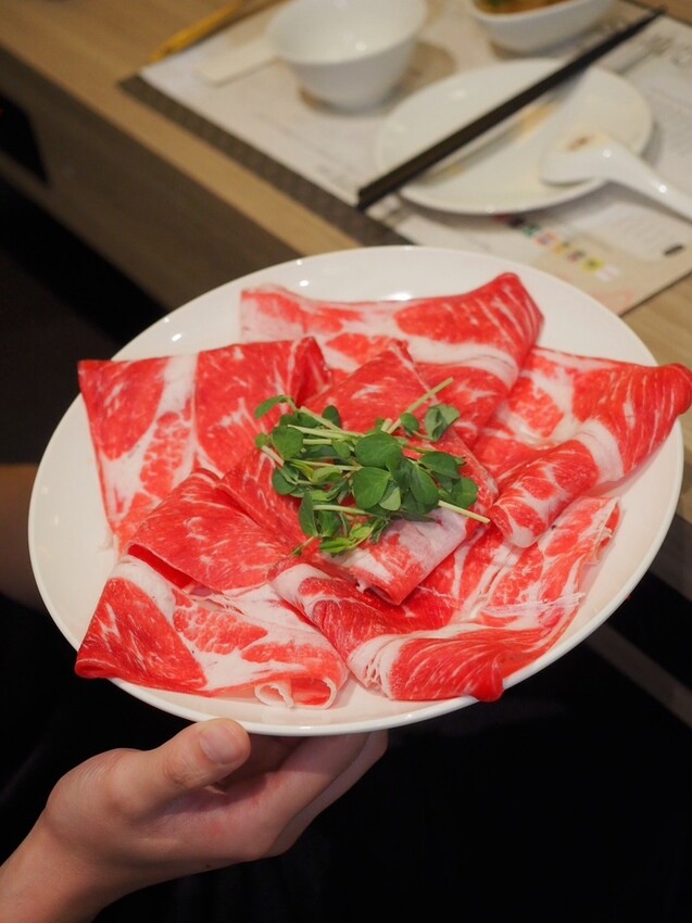 永春火鍋推薦《Shavu刷刷火鍋》每日現熬蔬果昆布湯頭，肉品堅持保有口感厚度，搭配日式清爽沾醬