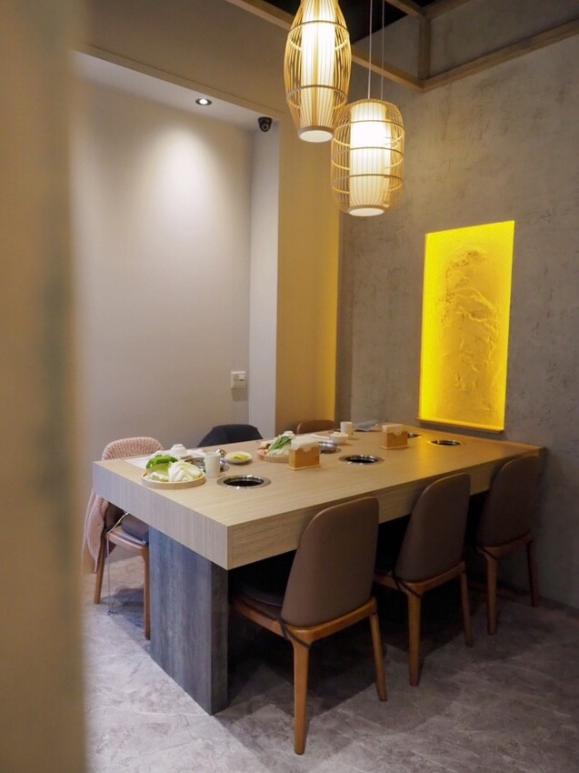 永春火鍋推薦《Shavu刷刷火鍋》每日現熬蔬果昆布湯頭，肉品堅持保有口感厚度，搭配日式清爽沾醬