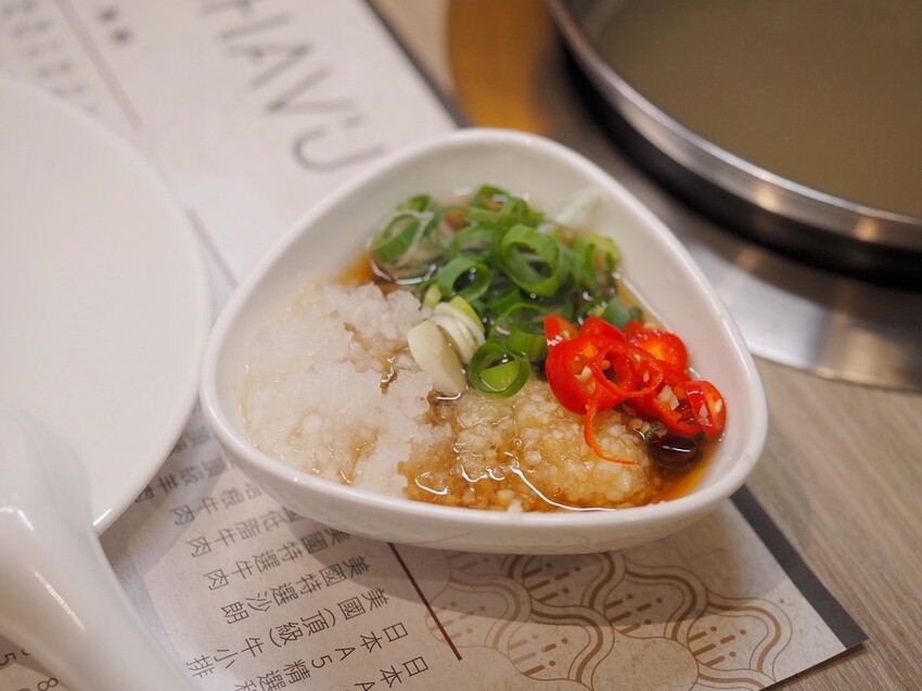 永春火鍋推薦《Shavu刷刷火鍋》每日現熬蔬果昆布湯頭，肉品堅持保有口感厚度，搭配日式清爽沾醬