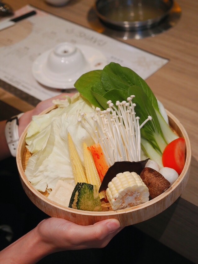 永春火鍋推薦《Shavu刷刷火鍋》每日現熬蔬果昆布湯頭，肉品堅持保有口感厚度，搭配日式清爽沾醬