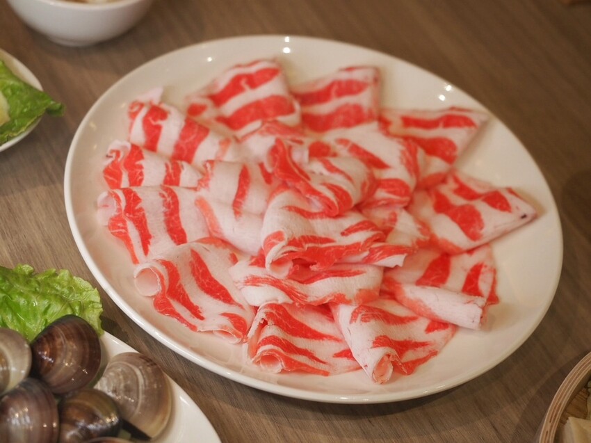 永春火鍋推薦《Shavu刷刷火鍋》每日現熬蔬果昆布湯頭，肉品堅持保有口感厚度，搭配日式清爽沾醬