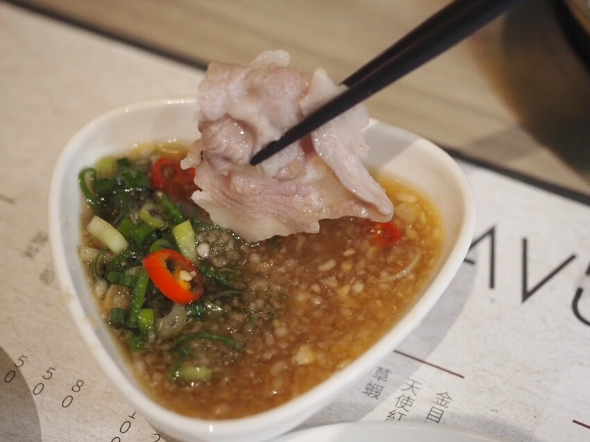 永春火鍋推薦《Shavu刷刷火鍋》每日現熬蔬果昆布湯頭，肉品堅持保有口感厚度，搭配日式清爽沾醬