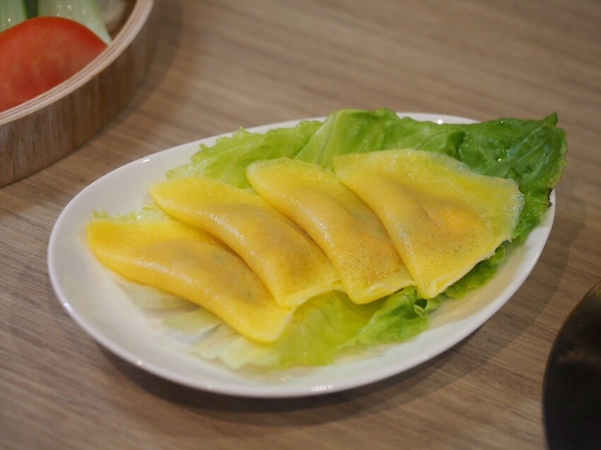 永春火鍋推薦《Shavu刷刷火鍋》每日現熬蔬果昆布湯頭，肉品堅持保有口感厚度，搭配日式清爽沾醬