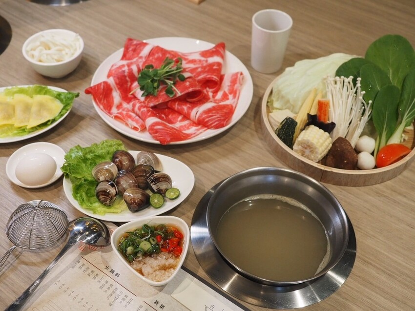 永春火鍋推薦《Shavu刷刷火鍋》每日現熬蔬果昆布湯頭，肉品堅持保有口感厚度，搭配日式清爽沾醬