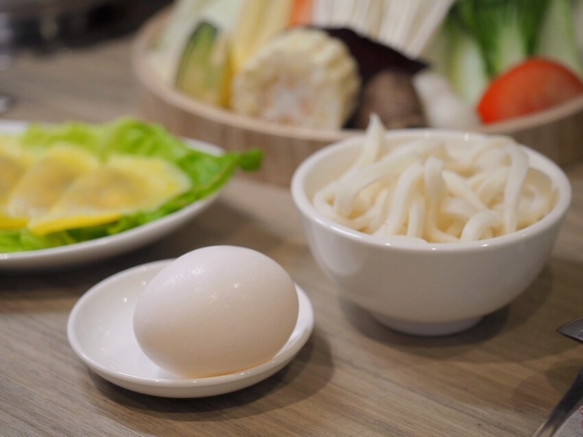 永春火鍋推薦《Shavu刷刷火鍋》每日現熬蔬果昆布湯頭，肉品堅持保有口感厚度，搭配日式清爽沾醬