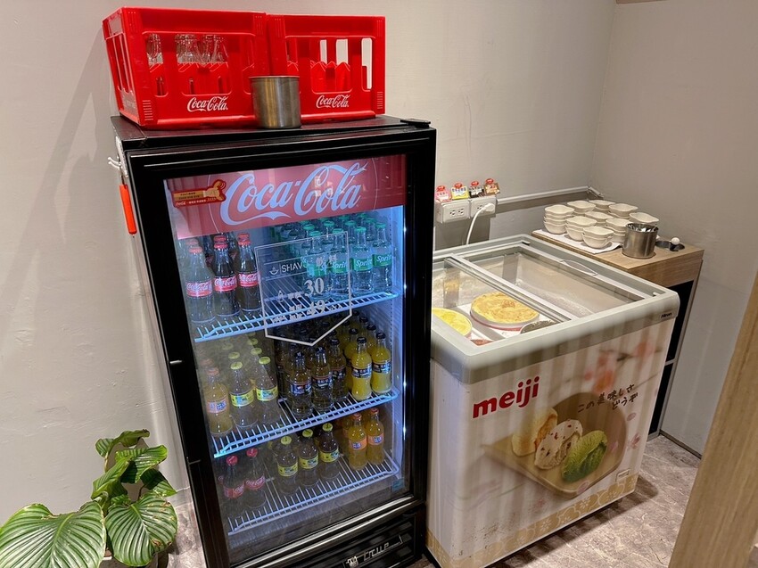 永春火鍋推薦《Shavu刷刷火鍋》每日現熬蔬果昆布湯頭，肉品堅持保有口感厚度，搭配日式清爽沾醬