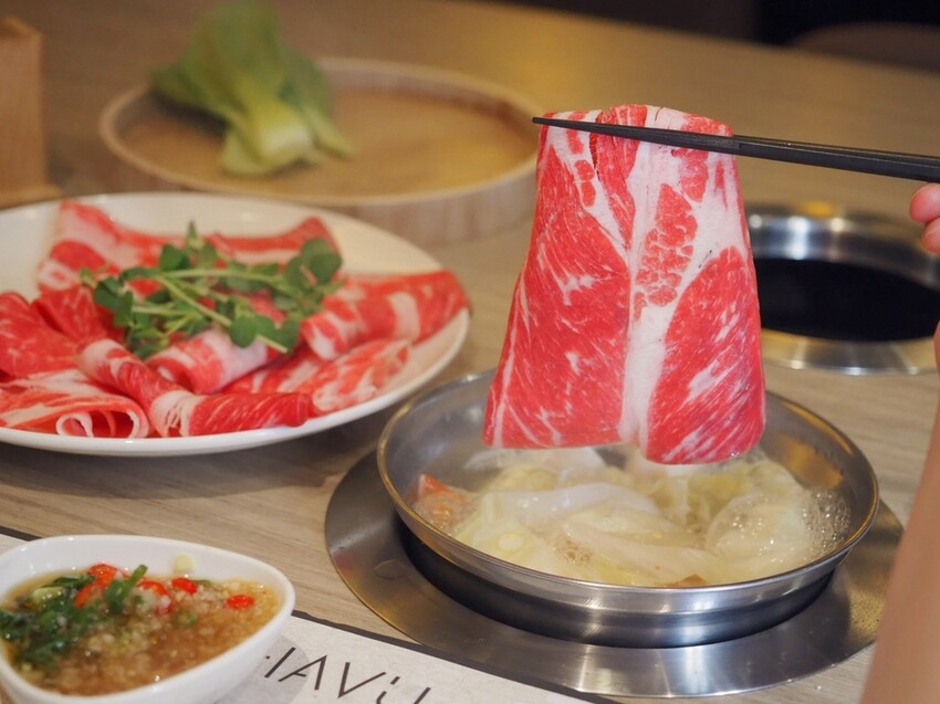 永春火鍋推薦《Shavu刷刷火鍋》每日現熬蔬果昆布湯頭，肉品堅持保有口感厚度，搭配日式清爽沾醬