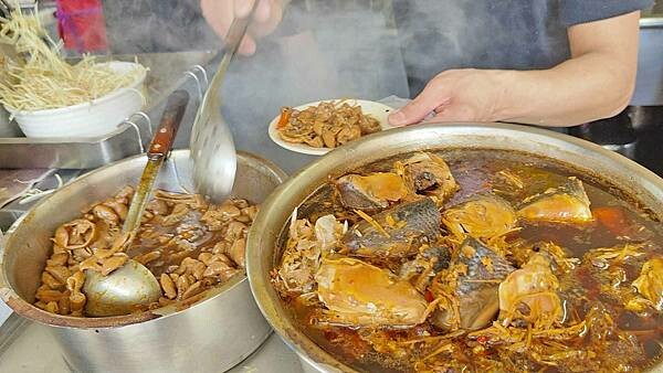 【新莊美食】老店豬血湯魯肉飯|滿滿都是大腸用料不手軟的美味大腸湯