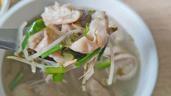 【新莊美食】老店豬血湯魯肉飯|滿滿都是大腸用料不手軟的美味大腸湯