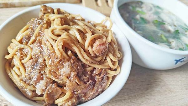 【新莊美食】老店豬血湯魯肉飯|滿滿都是大腸用料不手軟的美味大腸湯
