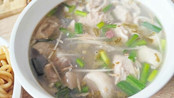 【新莊美食】老店豬血湯魯肉飯|滿滿都是大腸用料不手軟的美味大腸湯