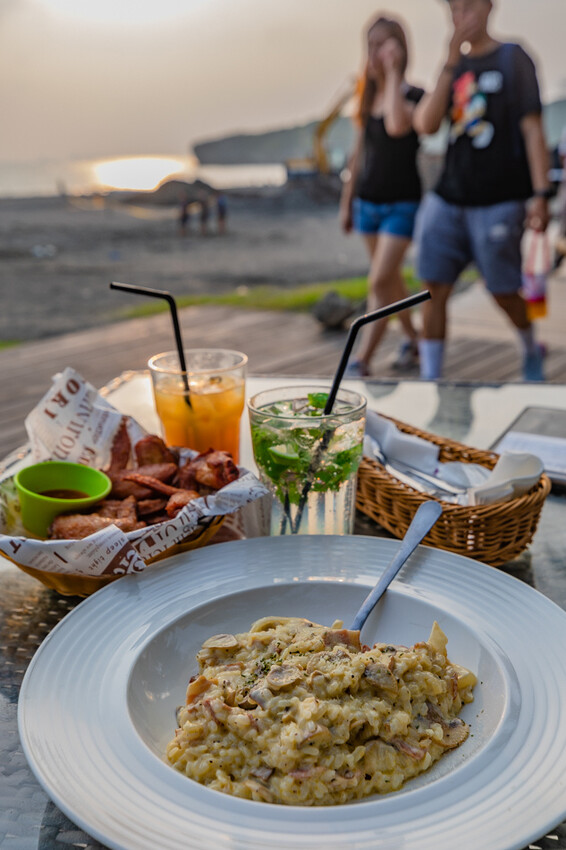旗津沙灘吧 – 高雄最美沙灘酒吧 x 來杯偽Tequila Sunris跟偽Mojito有種偽出國的感覺呢!餐點也超優的
