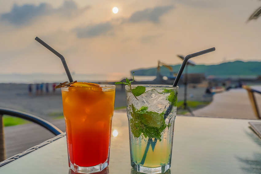 旗津沙灘吧 – 高雄最美沙灘酒吧 x 來杯偽Tequila Sunris跟偽Mojito有種偽出國的感覺呢!餐點也超優的