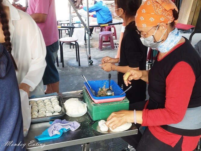 大甲阿富小籠湯包|台中大甲人氣排隊美食,手工現擀薄皮鮮嫩湯包,一早超多人排隊! - 貪吃猴的幻想