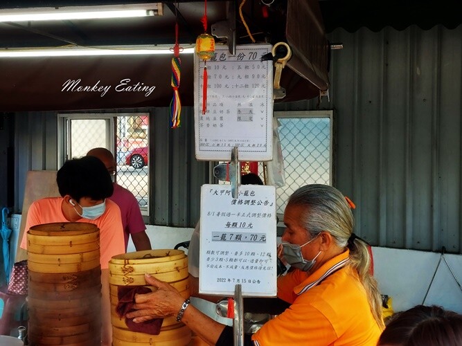 大甲阿富小籠湯包|台中大甲人氣排隊美食,手工現擀薄皮鮮嫩湯包,一早超多人排隊! - 貪吃猴的幻想