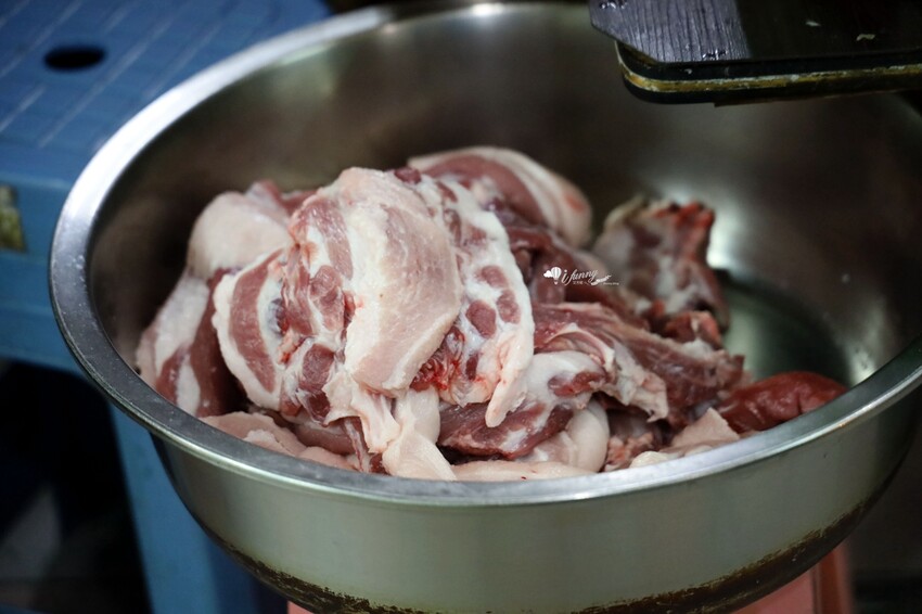 府中站 | 一週只賣兩天 1.5小時完售 黃石市場紅燒肉 雞捲 只賣兩樣東西