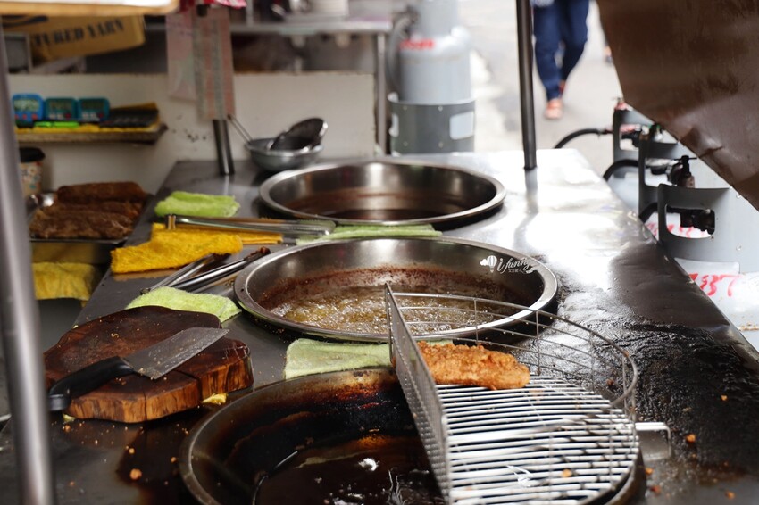 府中站 | 一週只賣兩天 1.5小時完售 黃石市場紅燒肉 雞捲 只賣兩樣東西