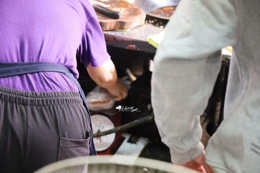 府中站 | 一週只賣兩天 1.5小時完售 黃石市場紅燒肉 雞捲 只賣兩樣東西