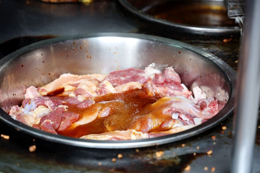 府中站 | 一週只賣兩天 1.5小時完售 黃石市場紅燒肉 雞捲 只賣兩樣東西