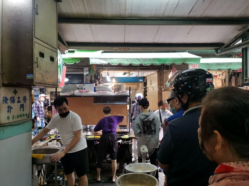 府中站 | 一週只賣兩天 1.5小時完售 黃石市場紅燒肉 雞捲 只賣兩樣東西