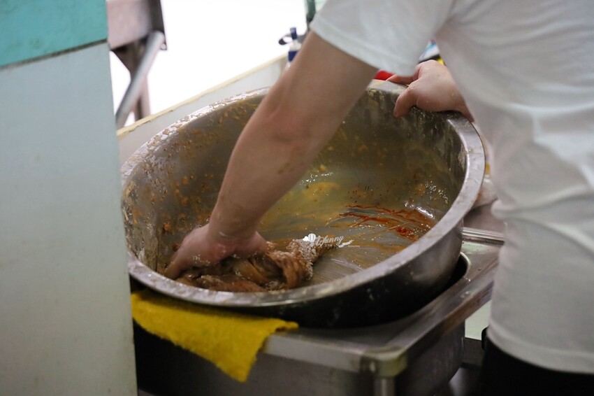 府中站 | 一週只賣兩天 1.5小時完售 黃石市場紅燒肉 雞捲 只賣兩樣東西