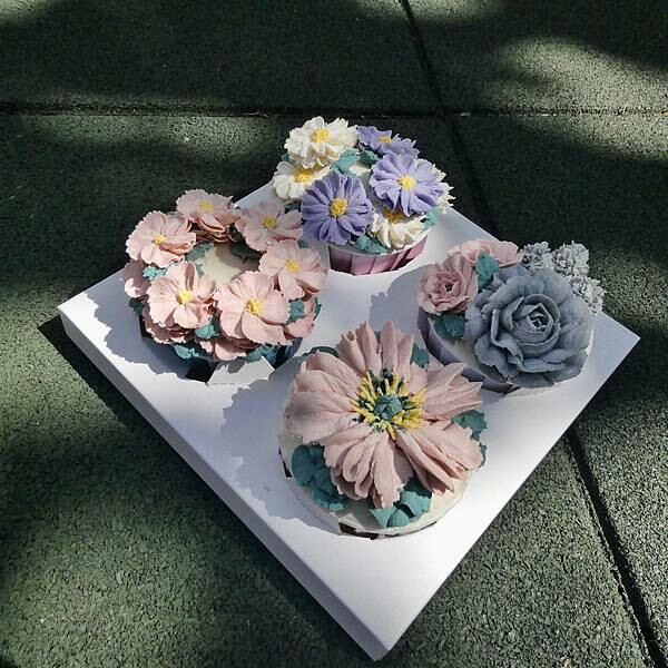 台北韓國裱花蛋糕推薦/amber_pastry_garden/韓國錶花杯子蛋糕/芝麻焦糖脆脆香草&巧克力玫瑰莓果/減糖優雅美