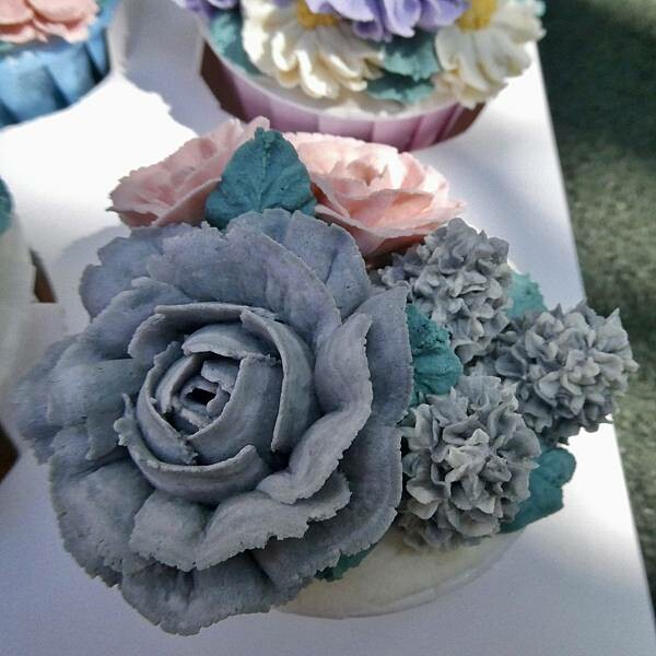 台北韓國裱花蛋糕推薦/amber_pastry_garden/韓國錶花杯子蛋糕/芝麻焦糖脆脆香草&巧克力玫瑰莓果/減糖優雅美