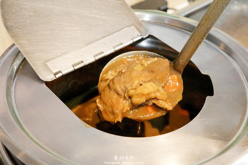 台中燒肉推薦!海線燒肉必訪釿炘燒肉,豐富自助吧與壽星贈蝦優惠。