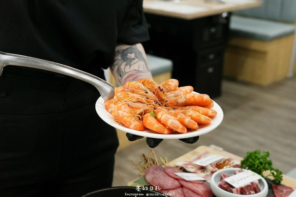 台中燒肉推薦!海線燒肉必訪釿炘燒肉,豐富自助吧與壽星贈蝦優惠。