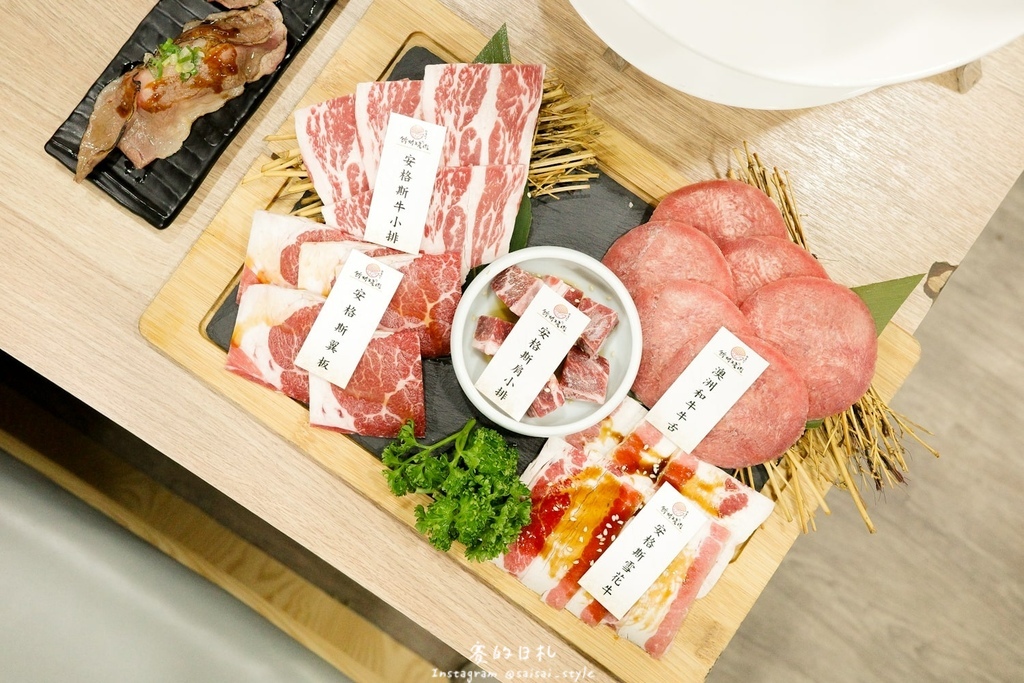 台中燒肉推薦!海線燒肉必訪釿炘燒肉,豐富自助吧與壽星贈蝦優惠。