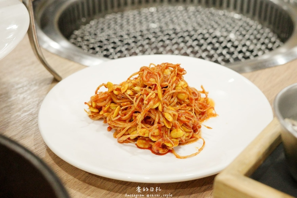 台中燒肉推薦!海線燒肉必訪釿炘燒肉,豐富自助吧與壽星贈蝦優惠。