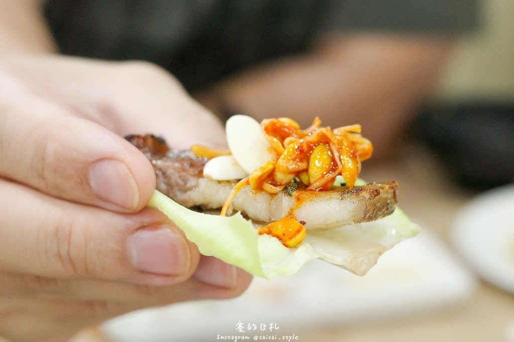 台中燒肉推薦!海線燒肉必訪釿炘燒肉,豐富自助吧與壽星贈蝦優惠。