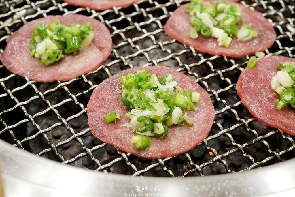 台中燒肉推薦!海線燒肉必訪釿炘燒肉,豐富自助吧與壽星贈蝦優惠。