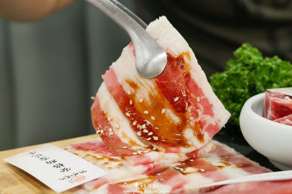 台中燒肉推薦!海線燒肉必訪釿炘燒肉,豐富自助吧與壽星贈蝦優惠。