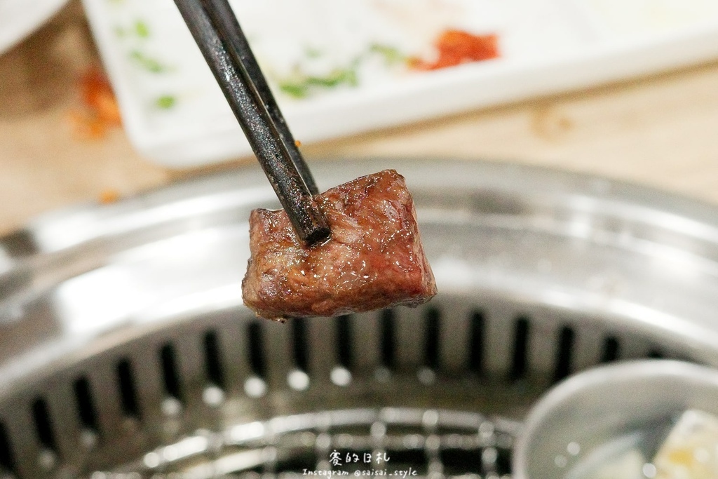 台中燒肉推薦!海線燒肉必訪釿炘燒肉,豐富自助吧與壽星贈蝦優惠。