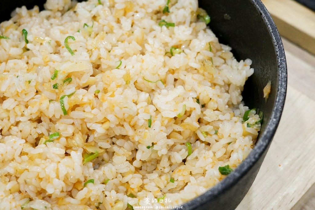 台中燒肉推薦!海線燒肉必訪釿炘燒肉,豐富自助吧與壽星贈蝦優惠。