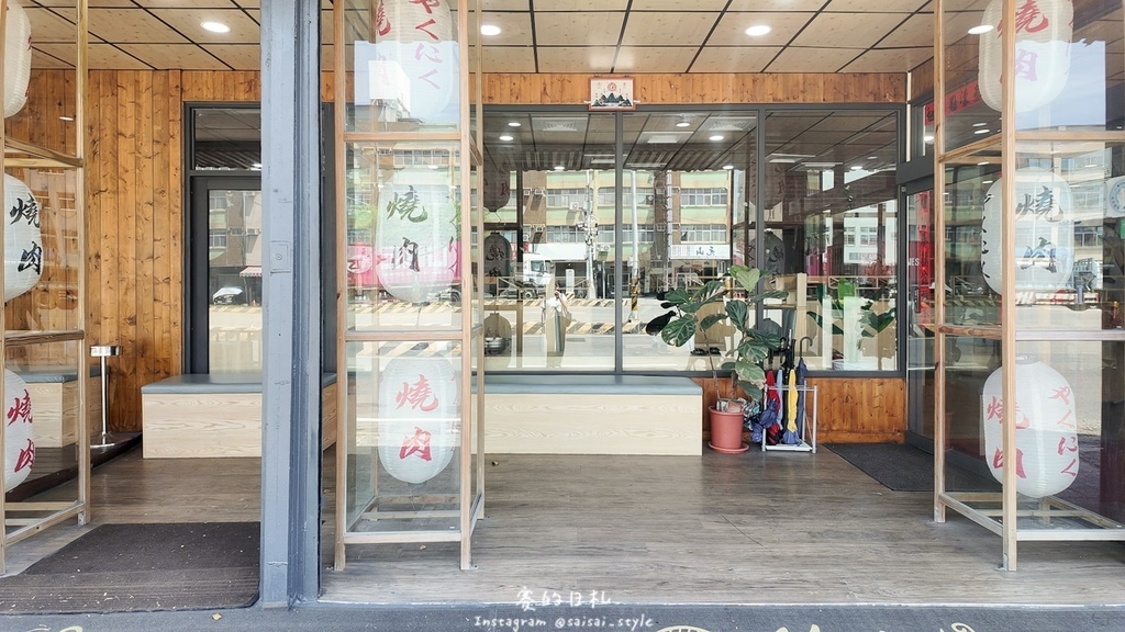 台中燒肉推薦!海線燒肉必訪釿炘燒肉,豐富自助吧與壽星贈蝦優惠。