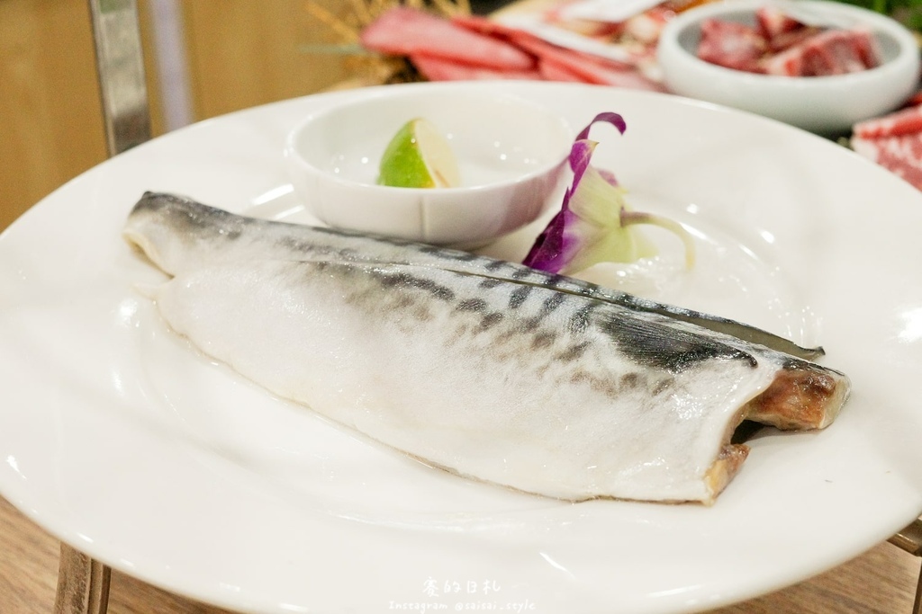 台中燒肉推薦!海線燒肉必訪釿炘燒肉,豐富自助吧與壽星贈蝦優惠。