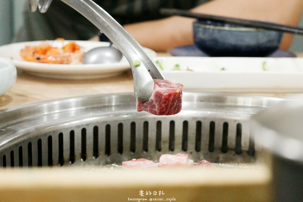 台中燒肉推薦!海線燒肉必訪釿炘燒肉,豐富自助吧與壽星贈蝦優惠。