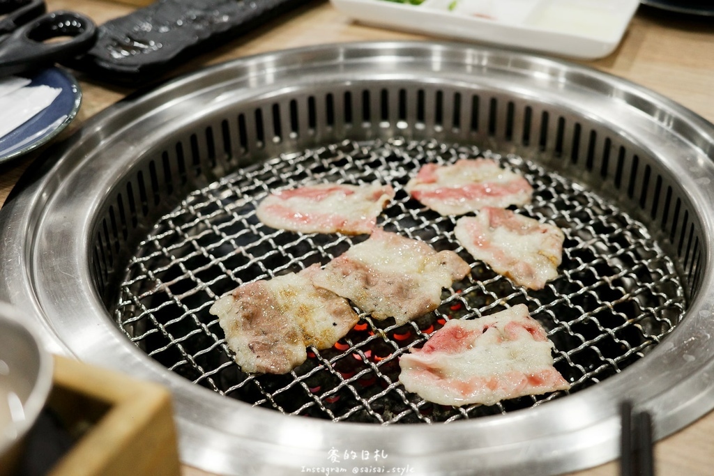 台中燒肉推薦!海線燒肉必訪釿炘燒肉,豐富自助吧與壽星贈蝦優惠。