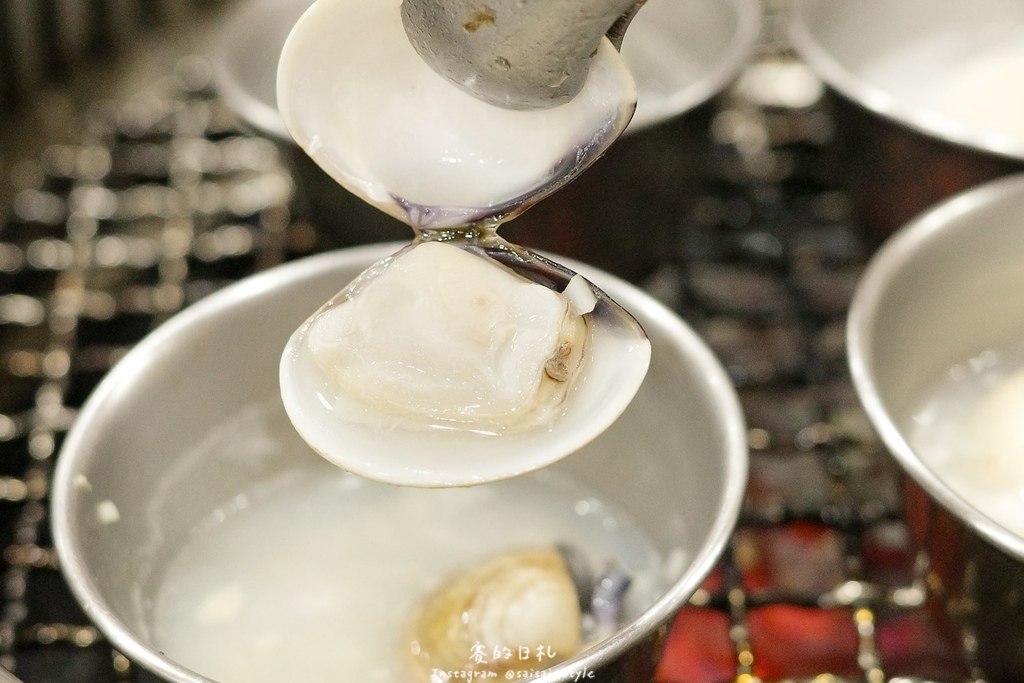 台中燒肉推薦!海線燒肉必訪釿炘燒肉,豐富自助吧與壽星贈蝦優惠。