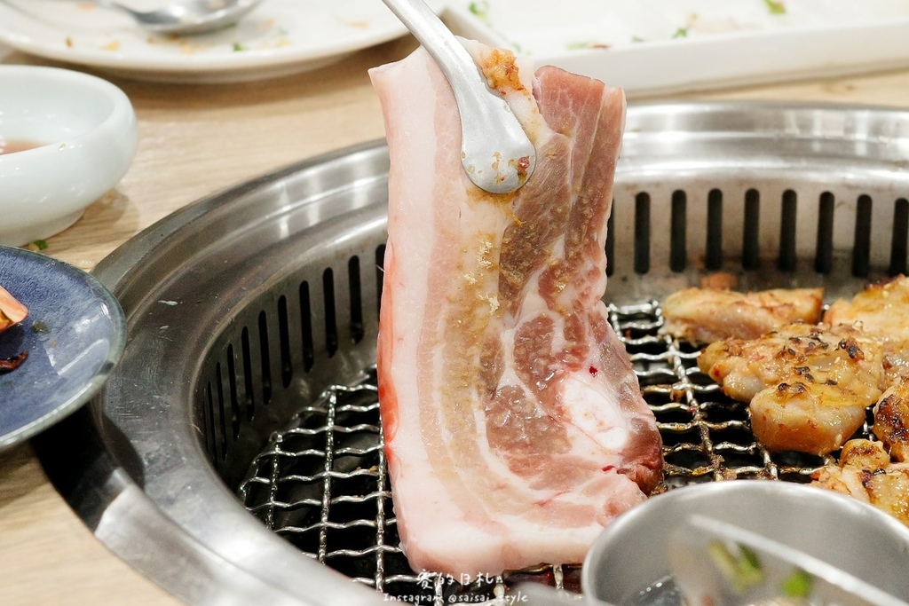 台中燒肉推薦!海線燒肉必訪釿炘燒肉,豐富自助吧與壽星贈蝦優惠。