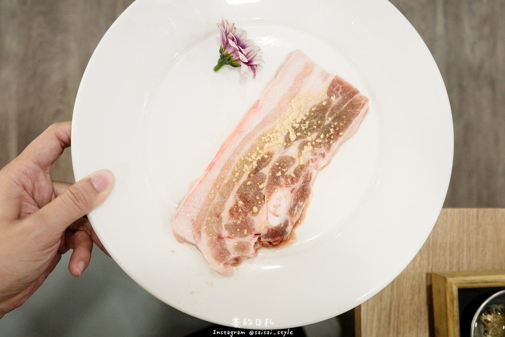 台中燒肉推薦!海線燒肉必訪釿炘燒肉,豐富自助吧與壽星贈蝦優惠。