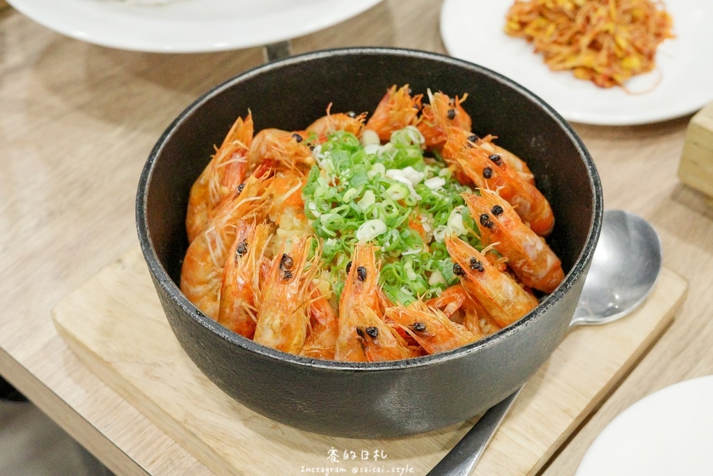 台中燒肉推薦!海線燒肉必訪釿炘燒肉,豐富自助吧與壽星贈蝦優惠。