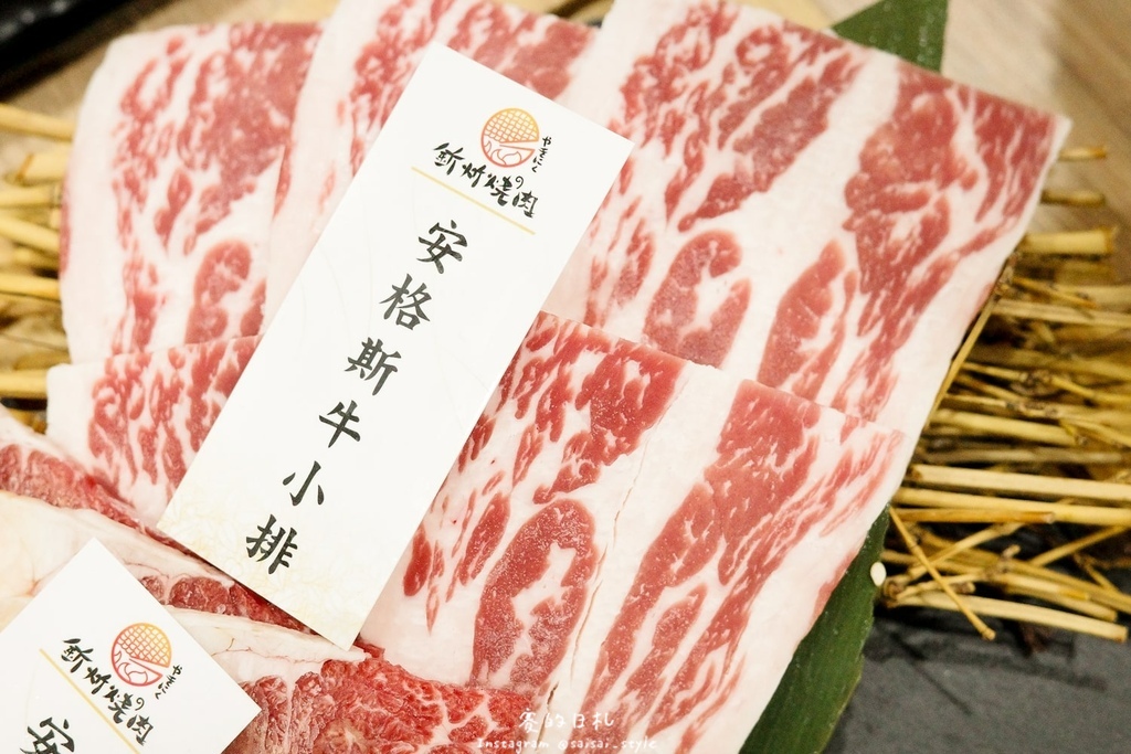 台中燒肉推薦!海線燒肉必訪釿炘燒肉,豐富自助吧與壽星贈蝦優惠。