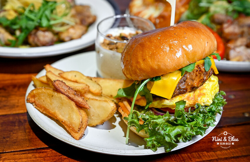 六樓Ａ座餐事｜台中德國扭結麵包推薦，不只是台中早午餐，其實晚上也有營業。寵物友善餐廳 @Nini and Blue  玩樂食記