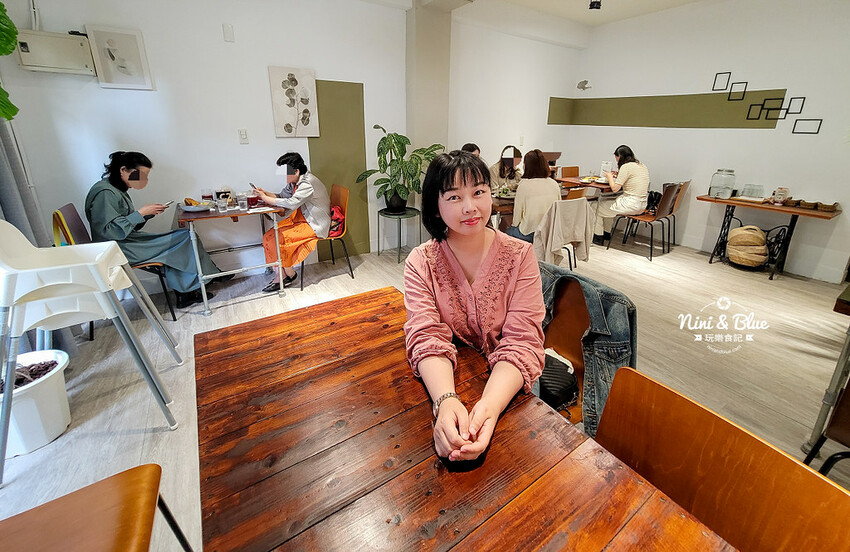 六樓Ａ座餐事｜台中德國扭結麵包推薦，不只是台中早午餐，其實晚上也有營業。寵物友善餐廳 @Nini and Blue  玩樂食記