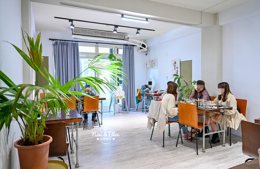 六樓Ａ座餐事｜台中德國扭結麵包推薦，不只是台中早午餐，其實晚上也有營業。寵物友善餐廳 @Nini and Blue  玩樂食記