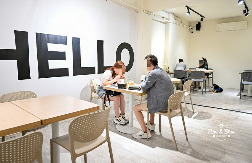 六樓Ａ座餐事｜台中德國扭結麵包推薦，不只是台中早午餐，其實晚上也有營業。寵物友善餐廳 @Nini and Blue  玩樂食記